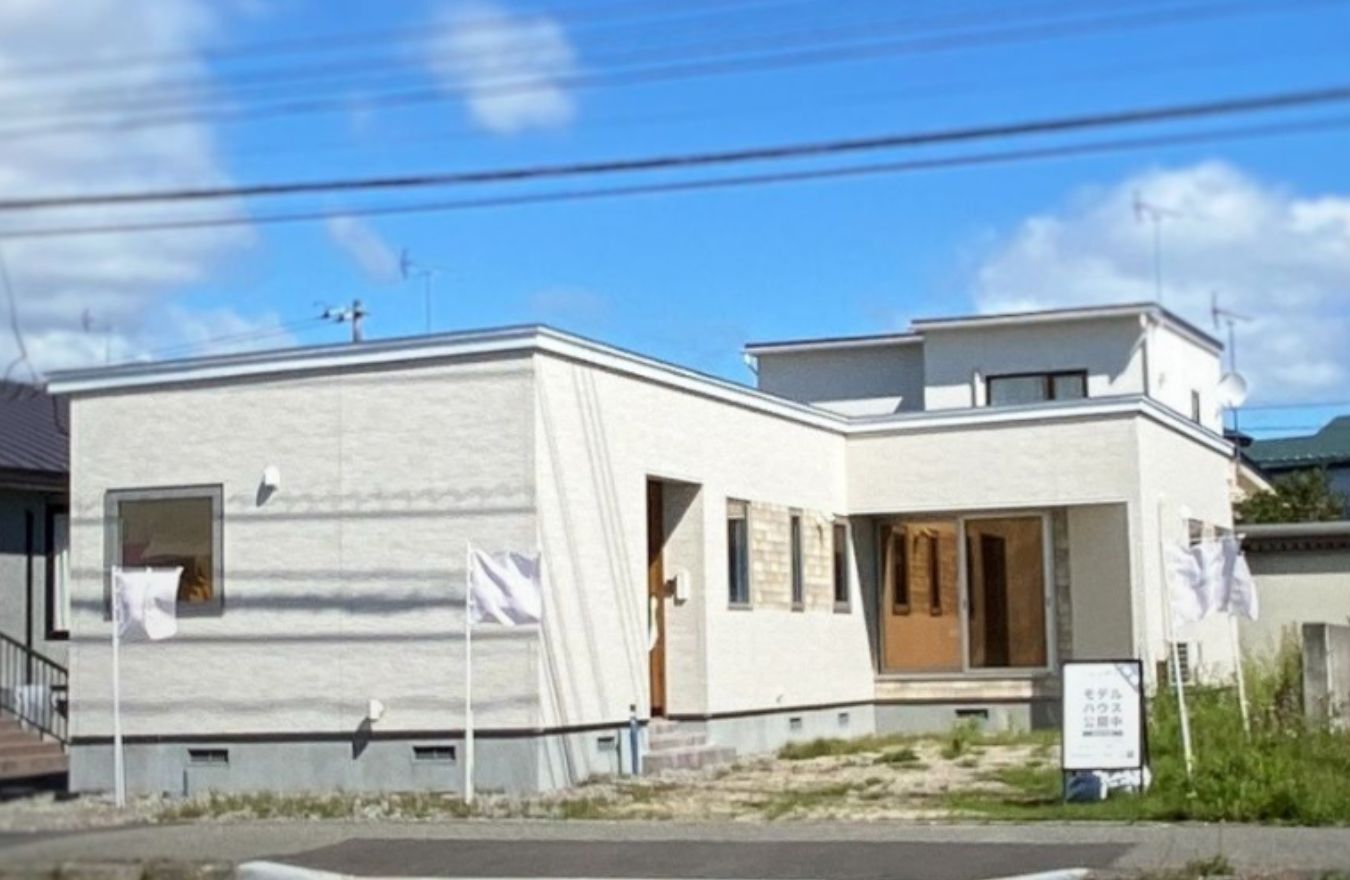 川の流れを感じるLj字型平屋