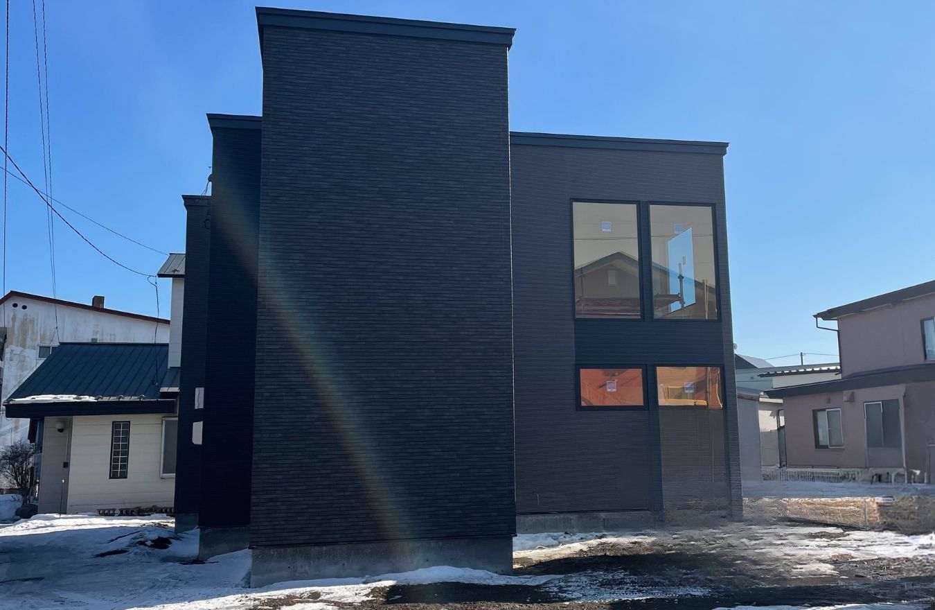 川の流れを感じるLj字型平屋